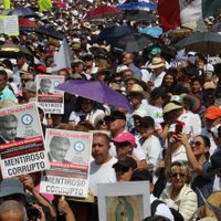 Tercera marcha contra López Obrador, entre selfies, ropa de marca y consignas en favor del NAIM