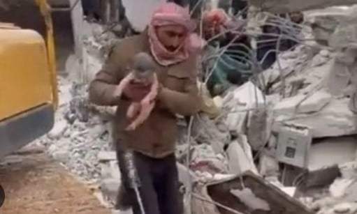 Bebé rescatada tras terremoto de Siria