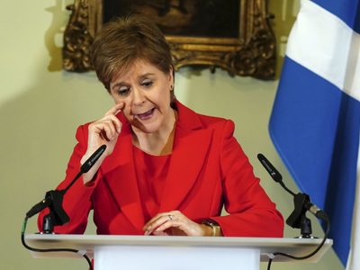 La primera ministra de Escocia renunció tras asegurar que "la política es brutal"