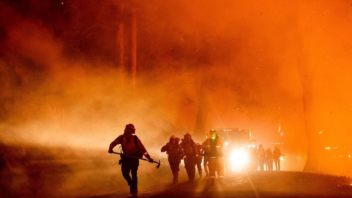 Bomberos combaten el incendio Mosquito en California
