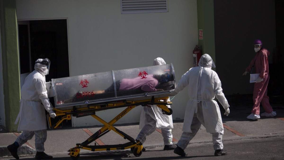 Un paciente covid es trasladado en la Ciudad de México