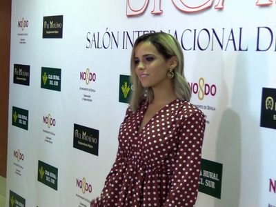 Derrochando dinero: Gloria Camila es fotogrfiada regresando a su casa cargada de bolsas