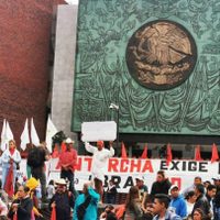 Manifestantes que bloquean San Lázaro pelean entre ellos por dar acceso a coordinadores (Video)