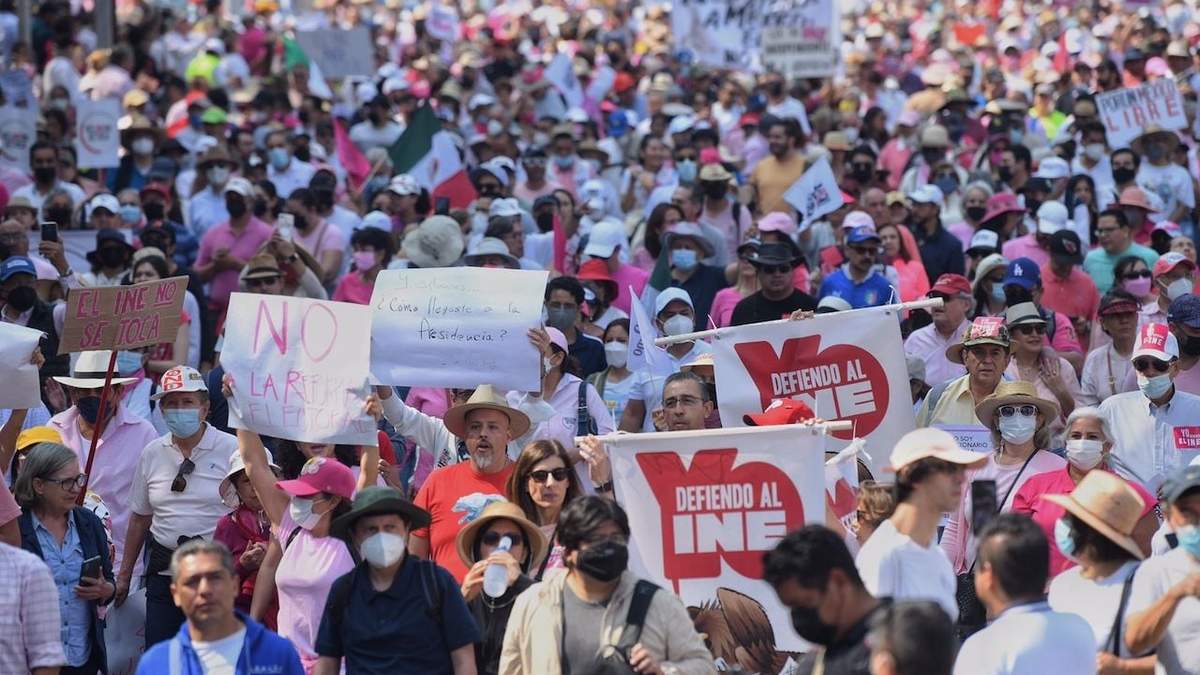 Aspecto de la marcha del Ángel al Monumento a la Revolución