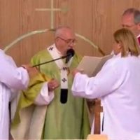 El Papa viajó a Irlanda 'para hacerse cargo del dolor” de los abusos sexuales de sacerdotes