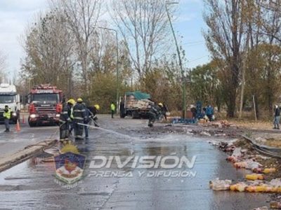 Camión que transportaba cerveza y jugos perdió su carga en Centenario