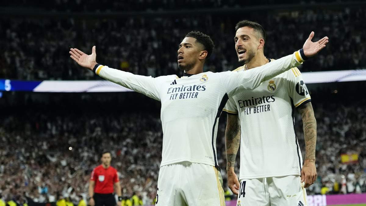Jude Bellingham del Real Madrid celebra con Joselu tras anotar el tercer gol de su equipo en el encuentro ante el Barcelona