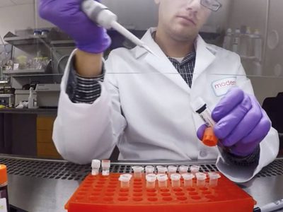 Trump anuncia que la vacuna contra coronavirus de Moderna fue aprobada y que empieza su distribución
