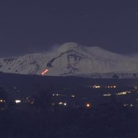 El volcán Etna entra de nuevo en erupción y expulsa una columna de cenizas