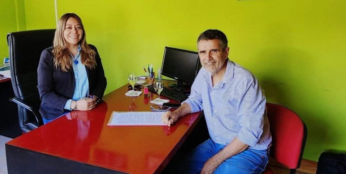Horacio Carvalho y la intendenta de Manzano Amargo, Malvina Antiñir. Fuente: (Neuquén Informa).