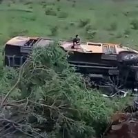 Chocan y vuelcan autobús de pasajeros y auto en carretera Morelia-Ciudad Salud; mueren dos