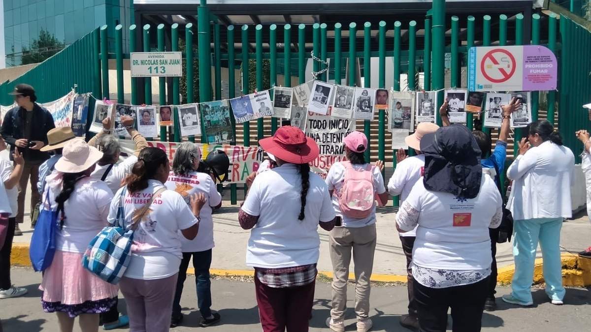 El plantón frente a las afueras del Palacio de Gobierno del Estado de México
