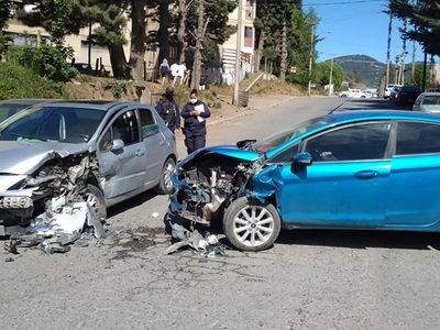 Brutal choque en Bariloche: tres mayores y un menor fueron hospitalizados