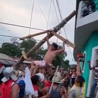 Hombre que interpretó a Jesús se salva de ser electrocutado tras partirse la cruz