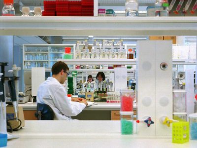 Bruselas admite que AstraZeneca tiene que hacer "esfuerzos adicionales" para cumplir con las vacunas