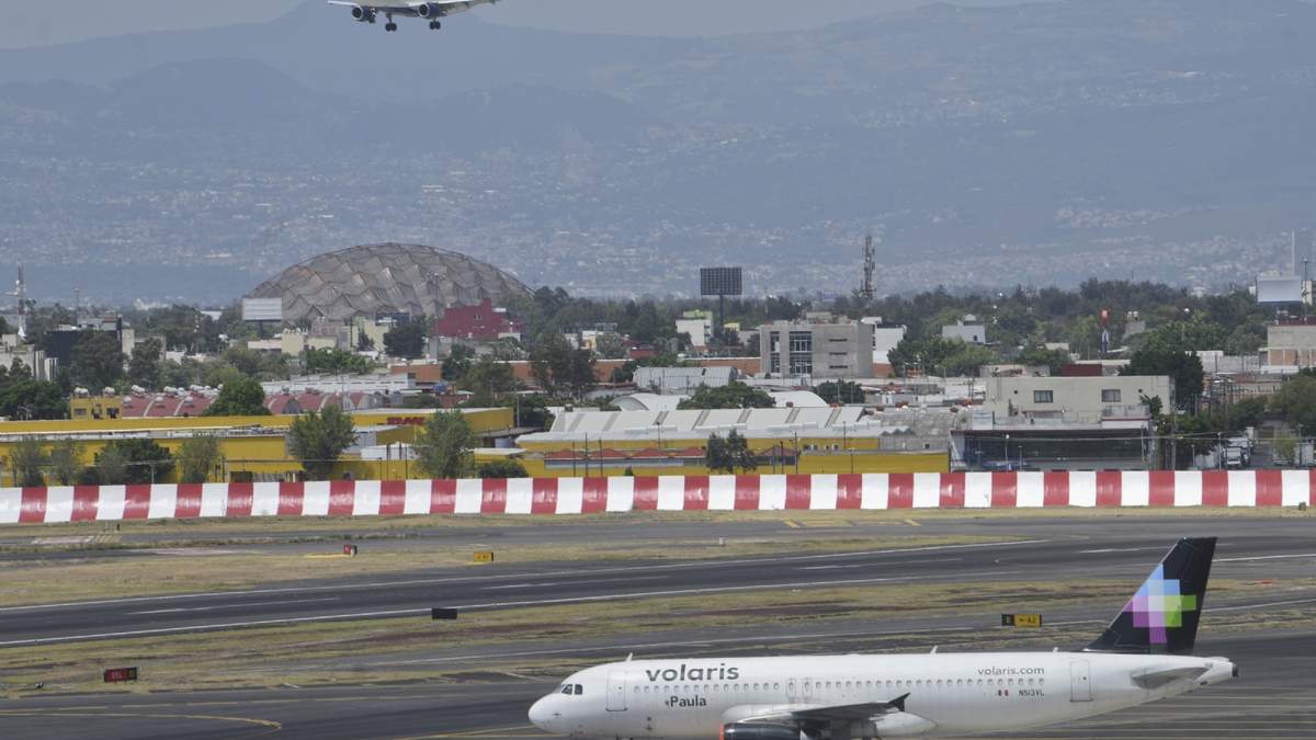 Un avión aterriza en el AICM Benito Juárez