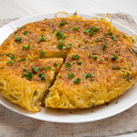 Nunca más tires los fideos que sobraron del día anterior, prepará esta exquisita tortilla rellena en minutos