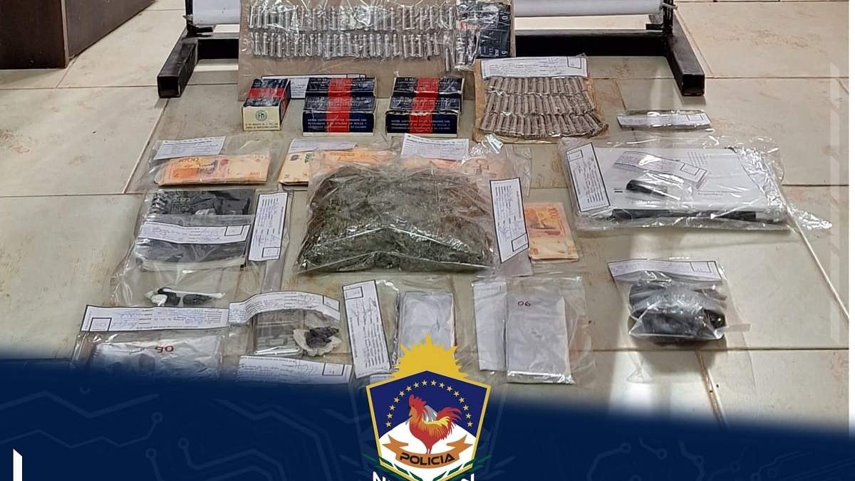 Marihuana, cocaína y proyectiles, secuestrados en los allanamientos. Fuente: (Policía de Neuquén)