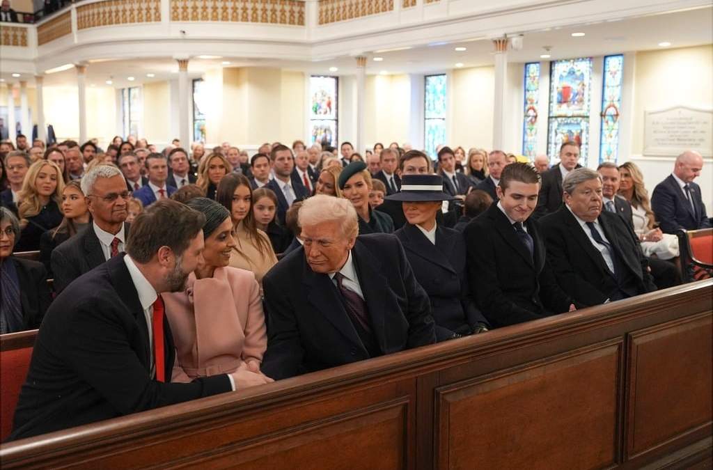 Trump y Melania en una misa previa a su juramentación como presidente