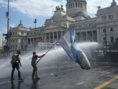 El Senado argentino aprueba la reforma laboral de Milei en medio de protestas; al menos 15 detenidos