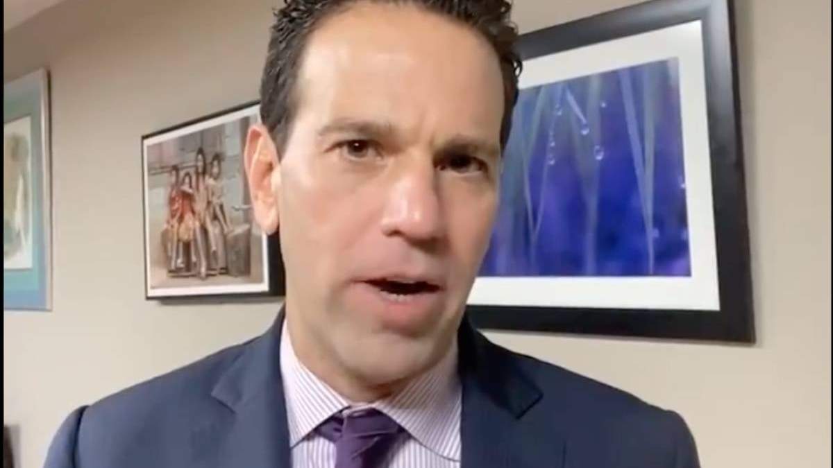 El periodista publicó un video después de la audiencia