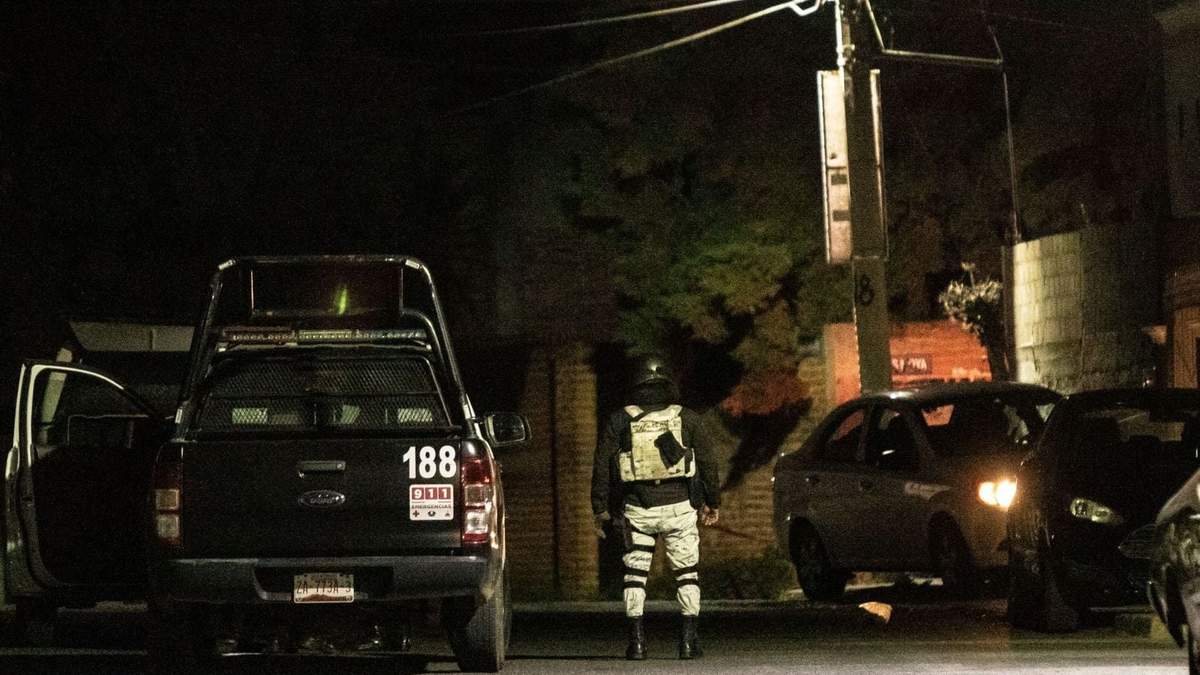 Agentes en el lugar donde fue asesinada una mujer policía y su hijo en Zacatecas