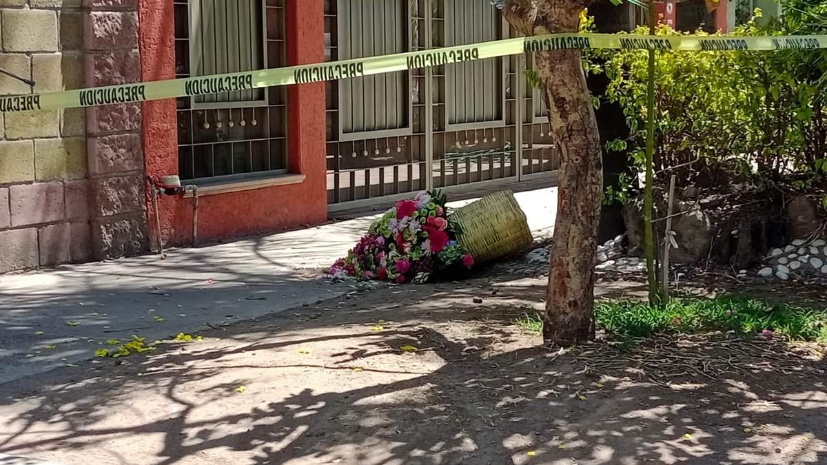 Flores tiradas tras balacera en el fraccionamiento Revolución, en Tlaquepaque