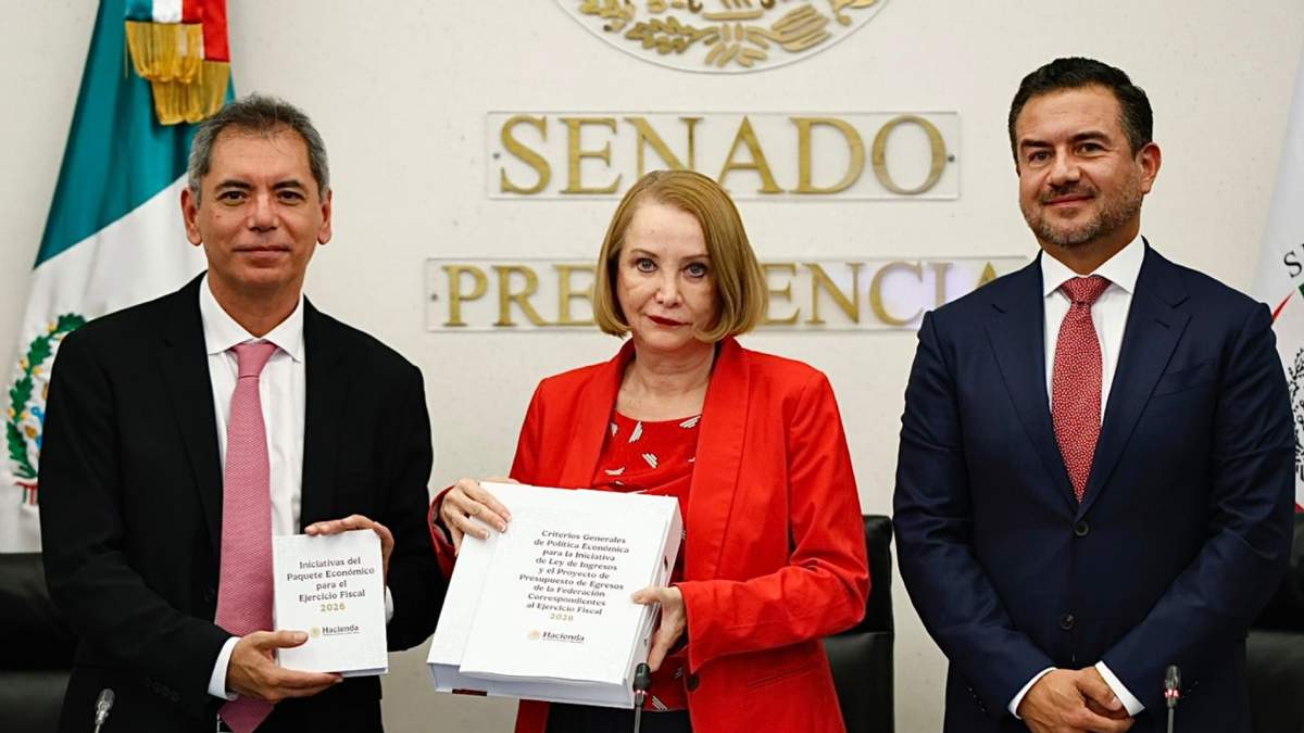 El secretario de Hacienda, Edgar Amador Zamora, entregó a la presidenta del Senado Laura Itzel Castillo la propuesta del presupuesto de gasto público para 2026