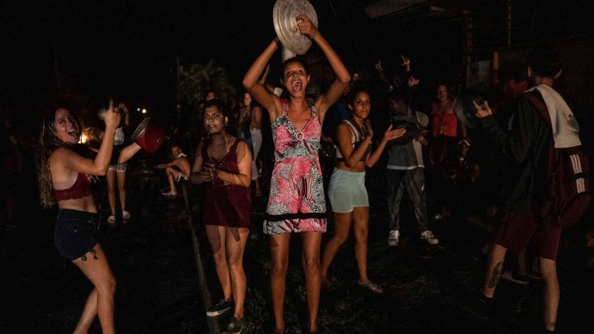 Un grupo de personas protesta para exigir la restauración del servicio eléctrico