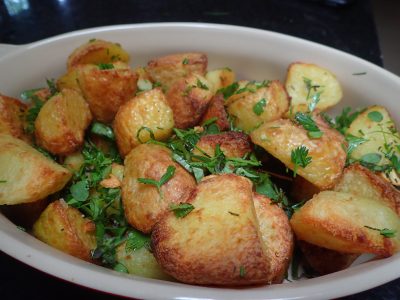 Sin horno y en pocos minutos, la receta de las mejores papas doradas por fuera y cremosas por dentro