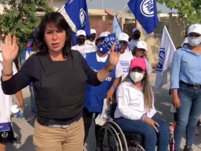 Candidata del PAN hace campaña con chaleco antibalas