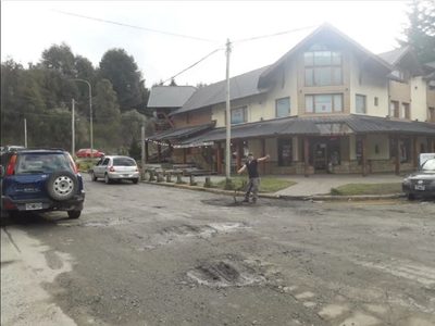 Un vecino de Villa La Angostura reparó los baches en la calle Las Fucsias