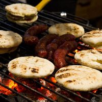 Chorizo a la parrila con fusión venezolana: la choriarepa