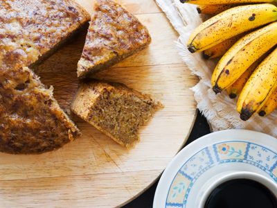Torta de banana y cereza sin horno, sin gluten y lista en 5 minutos: no te la podés perder