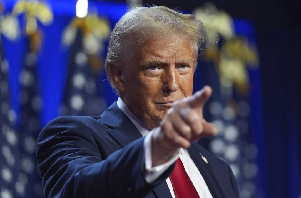 El candidato presidencial republicano y expresidente, Donald Trump, llega a una fiesta de observación de la noche electoral en el Centro de Convenciones de Palm Beach, el miércoles 6 de noviembre de 2024, en West Palm Beach, Florida