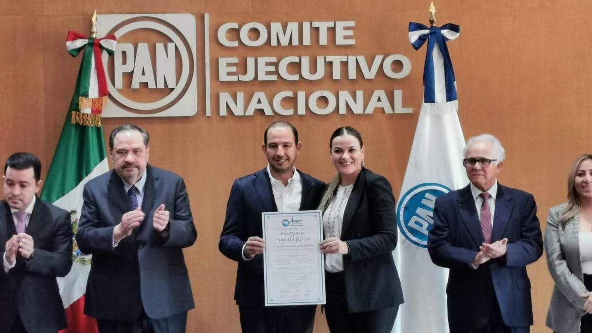 Marko Cortés y Cecilia Patrón reciben constancia