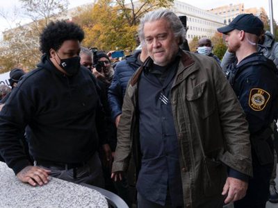 Steve Bannon, exasesor de Trump, se entrega al FBI; podría pasar un año en prisión