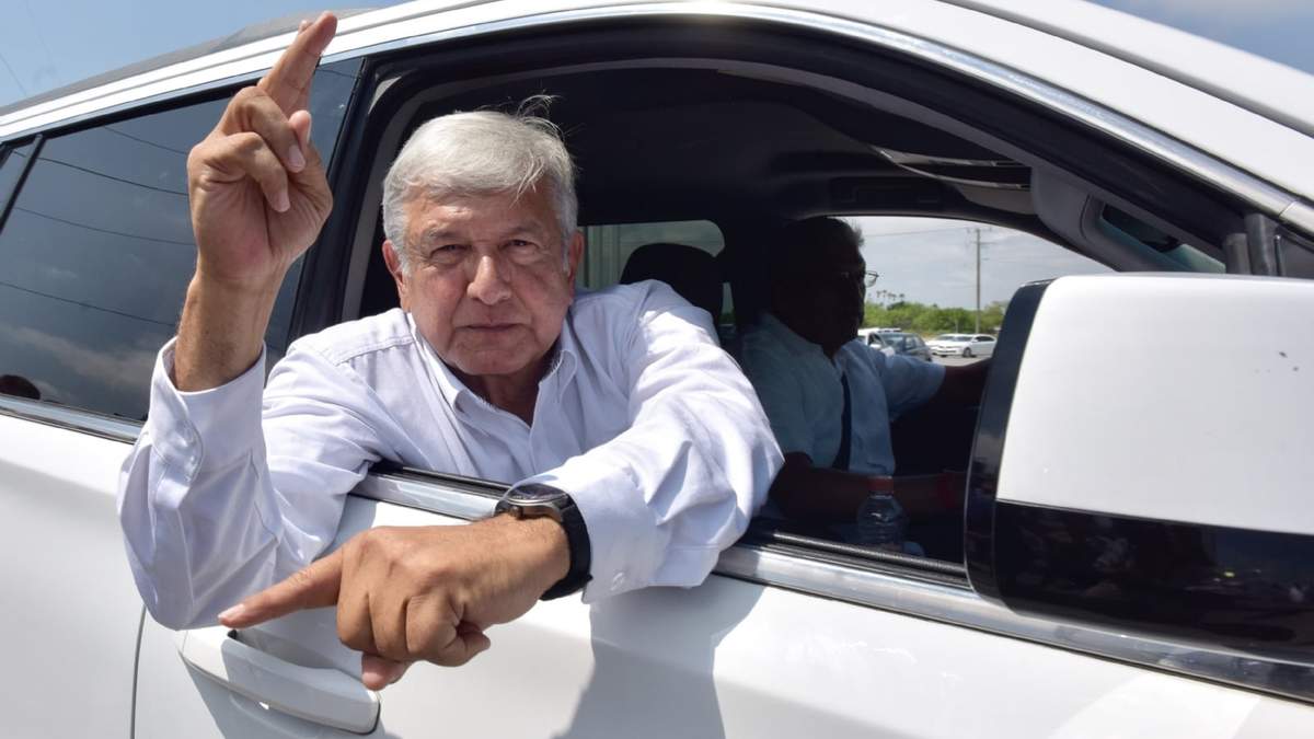 El presidente López Obrador en una camioneta