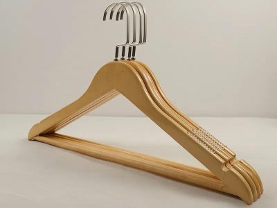 Si tenés perchas de madera sin usar o rotas, no las tires: creá este fabuloso y muy útil perchero