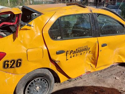 Un taxi que había sido robado en Neuquén chocó y volcó en Cipolletti