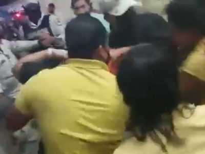 Transportistas del aeropuerto de Cancún se enfrentan a golpes por los pasajeros
