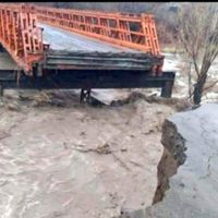 La furia del río Neuquén en medio del temporal: puentes colapsados y rutas desbordadas