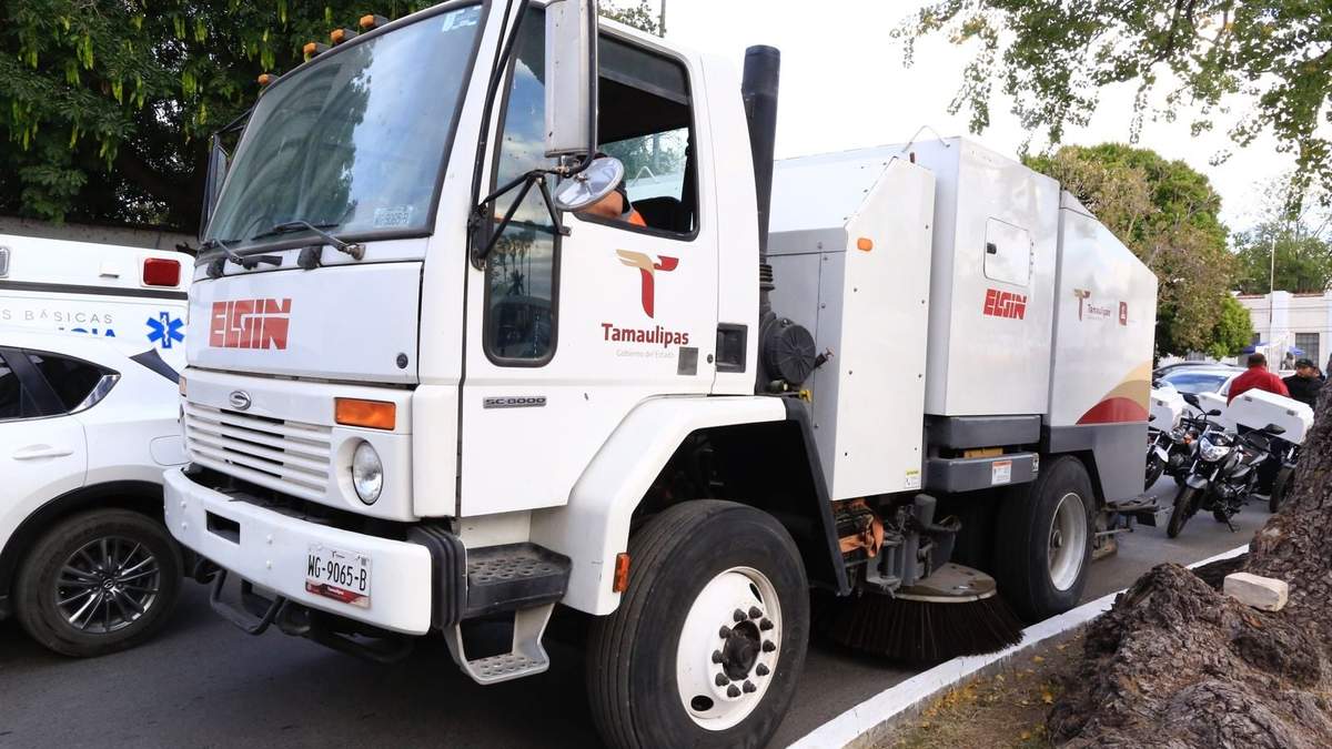 Entrega gobernador apoyos para mejorar servicios e infraestructura en Victoria