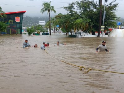 John vuelve a tocar tierra en el Pacífico mexicano y deja varios muertos y graves inundaciones