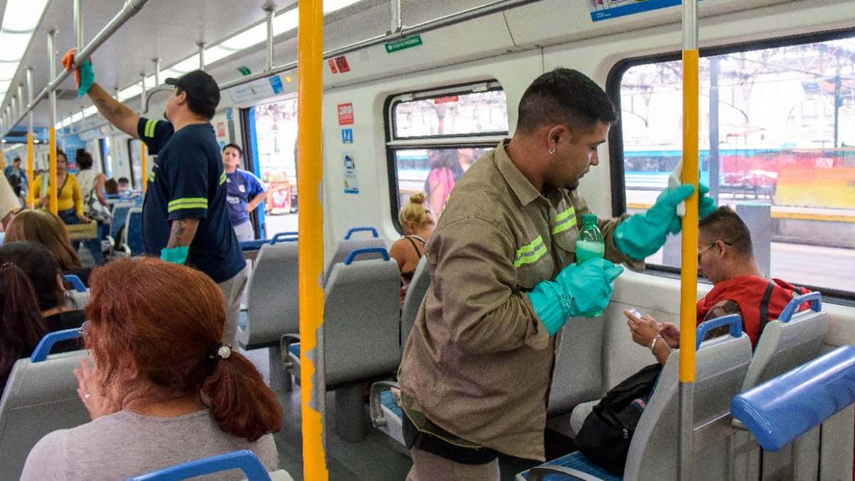 El transporte público podría ser un foco de contagio. Fuente: (Twitter)