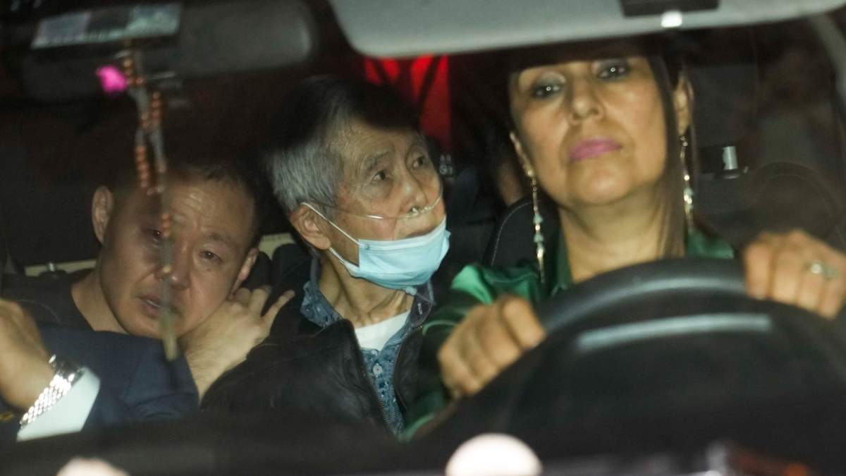Fujimori, en el centro, es excarcelado en un vehículo junto a sus abogados y su hijo Kenji, el 6 de diciembre de 2023