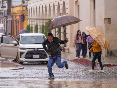 Entra ahora la onda tropical 38; lluvias intensas pegarán el jueves a los siguientes estados