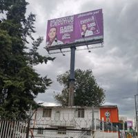 Tras denuncia del PAN, inician retiro de espectaculares de Sheinbaum en Puebla