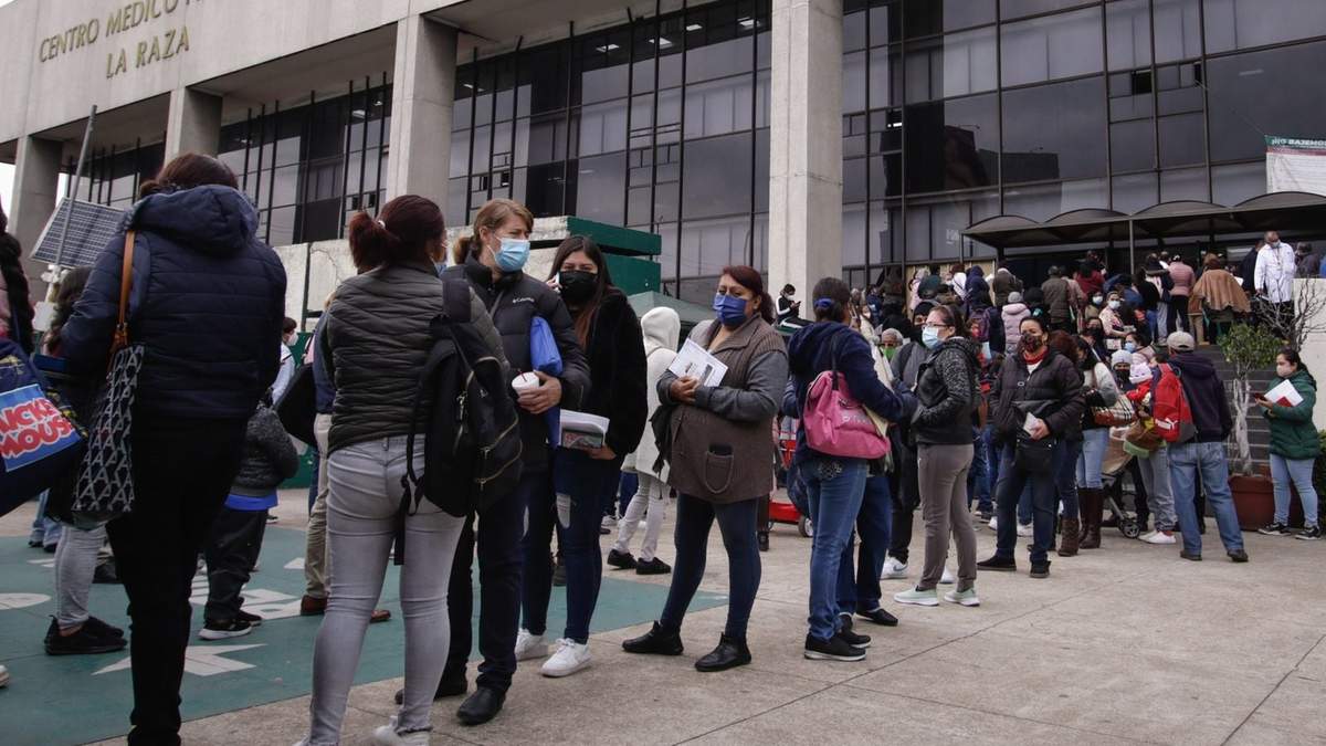 Largas filas en el Hospital de La Raza