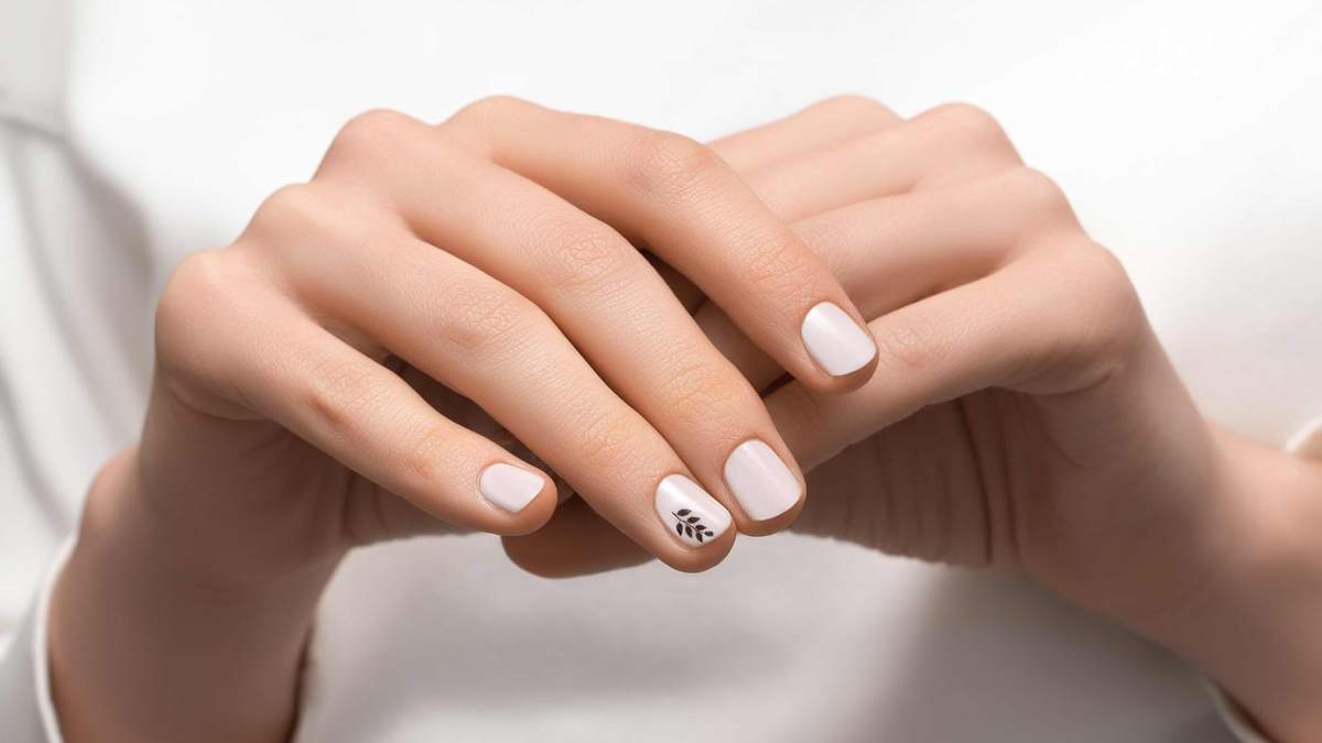 Uñas cortas elegantes. Fuente: (Instagram)
